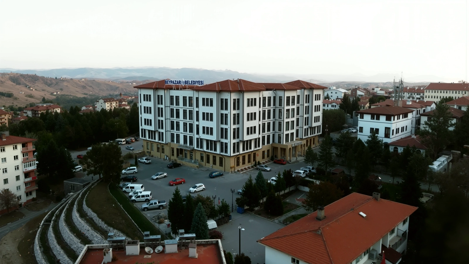 Beypazarı Belediyesi hizmet binası, havadan; arkada ilçe ve tepeler.