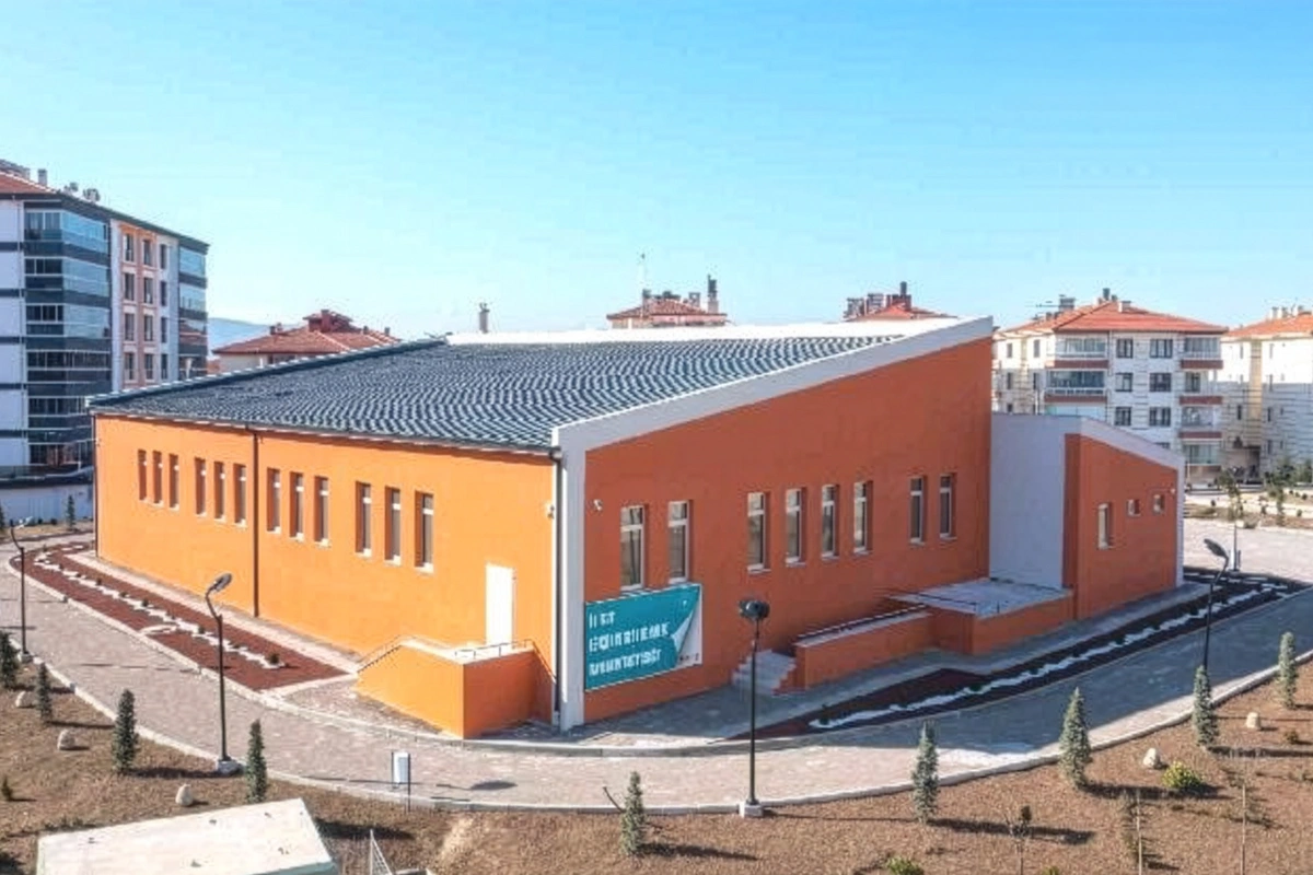 Havuz binası ve çevresi, havadan görünüm.