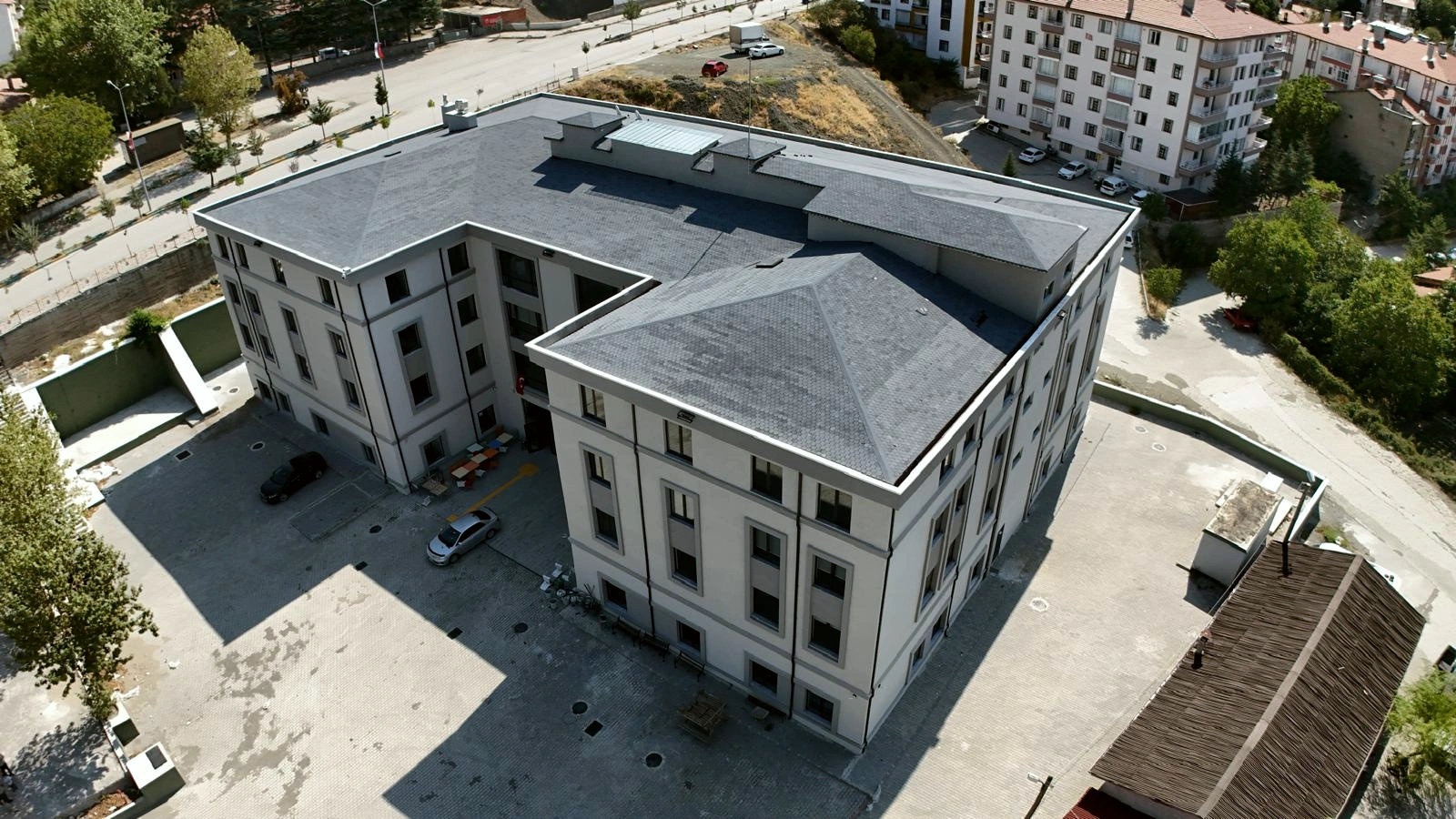 Roof and courtyard, seen from the air.
