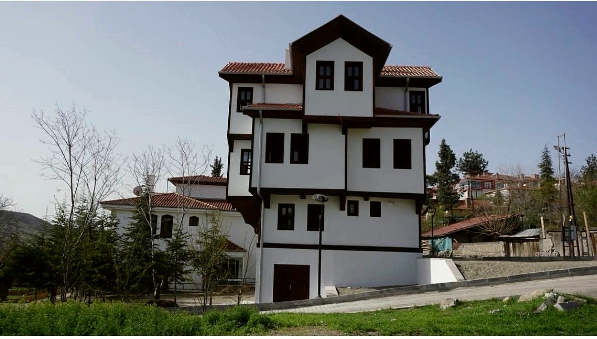 Aslına uygun yeniden yapılmış Kayıboyu Konağı, cephe.