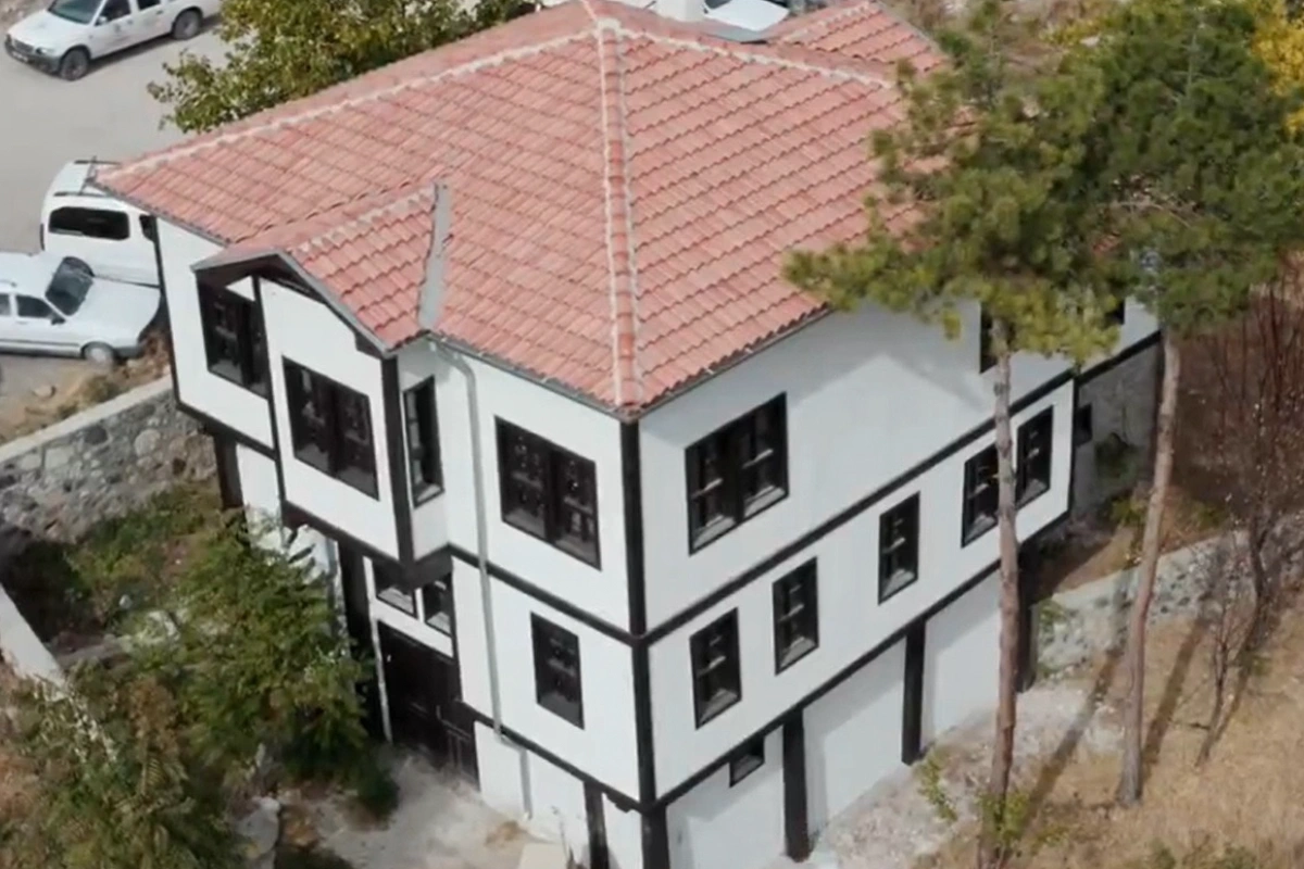 The mansion and its surroundings, seen from the air.