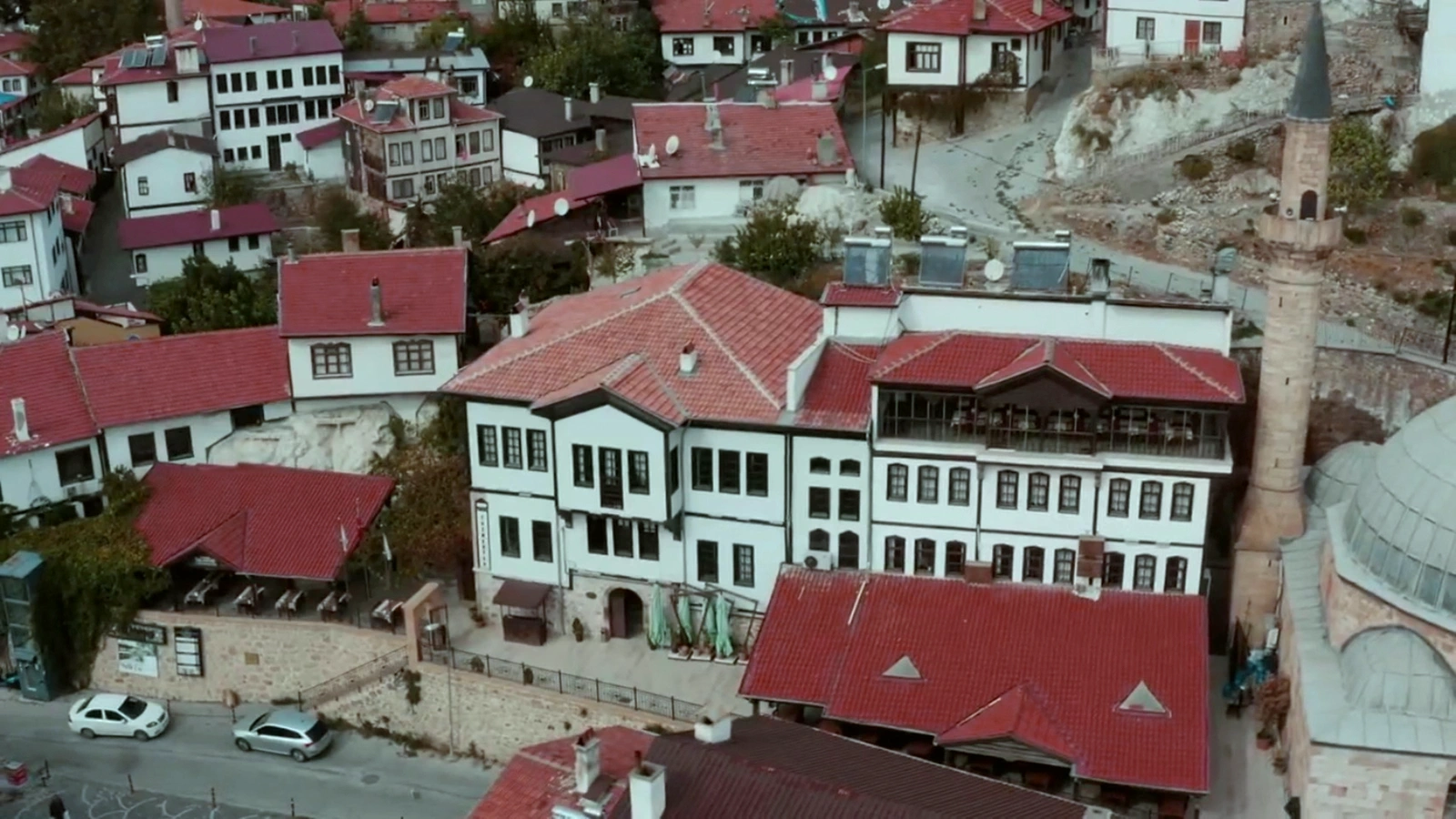 Restore edilmiş tescilli konaklar, havadan görünüm.