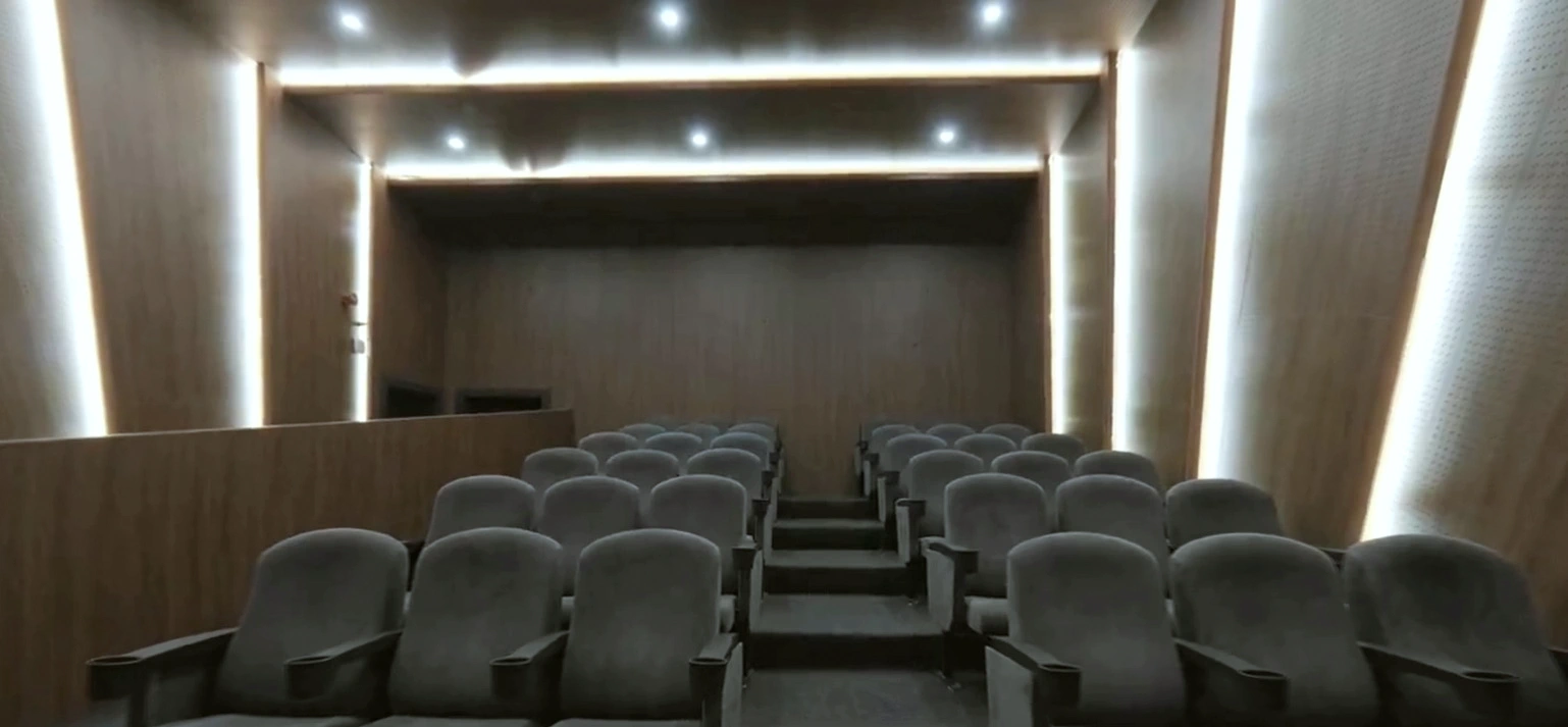 Ahşap duvar panelli konferans salonu.