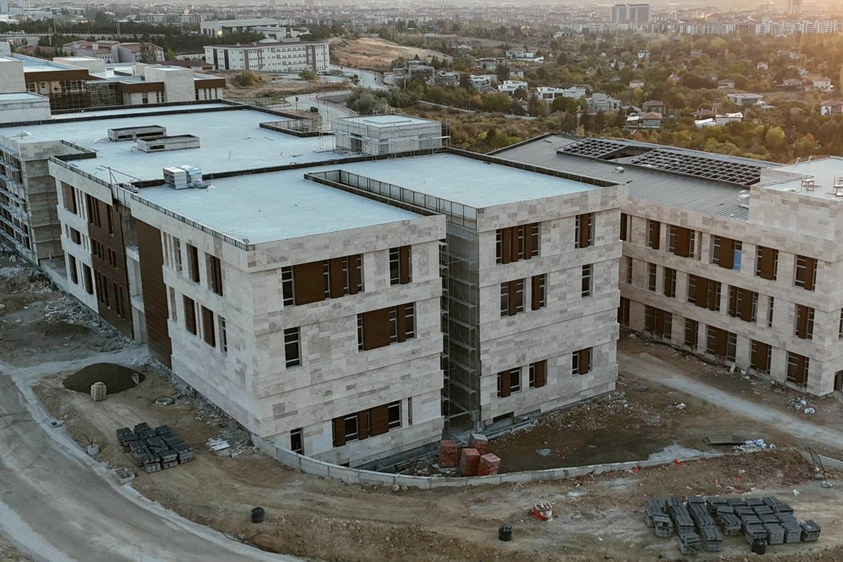 Merkezi Derslik Projesi şantiyesi, tamamlanmaya yakın bloklar, havadan görünüm.