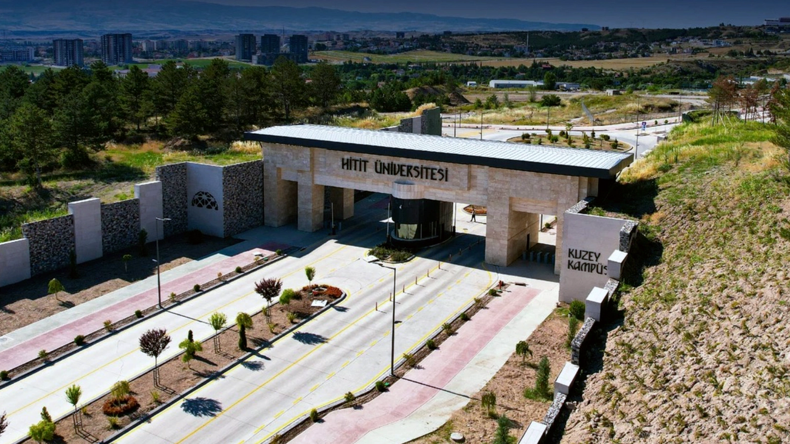 Hitit Üniversitesi kampüs girişi ve çevre düzenlemesi.
