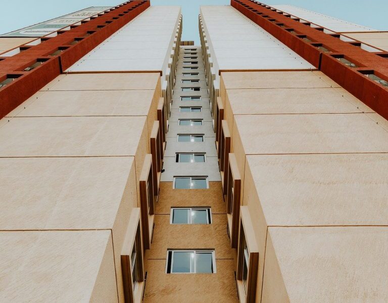 building-ga8e19f949_1920-768x1000